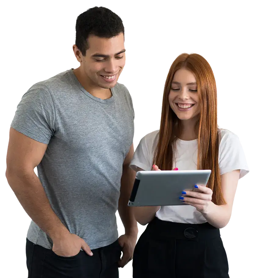 Hombre y mujer revisando tablet 1