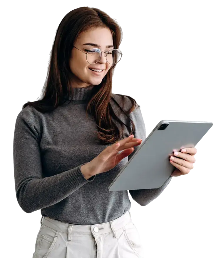 Mujer con tablet sonriendo